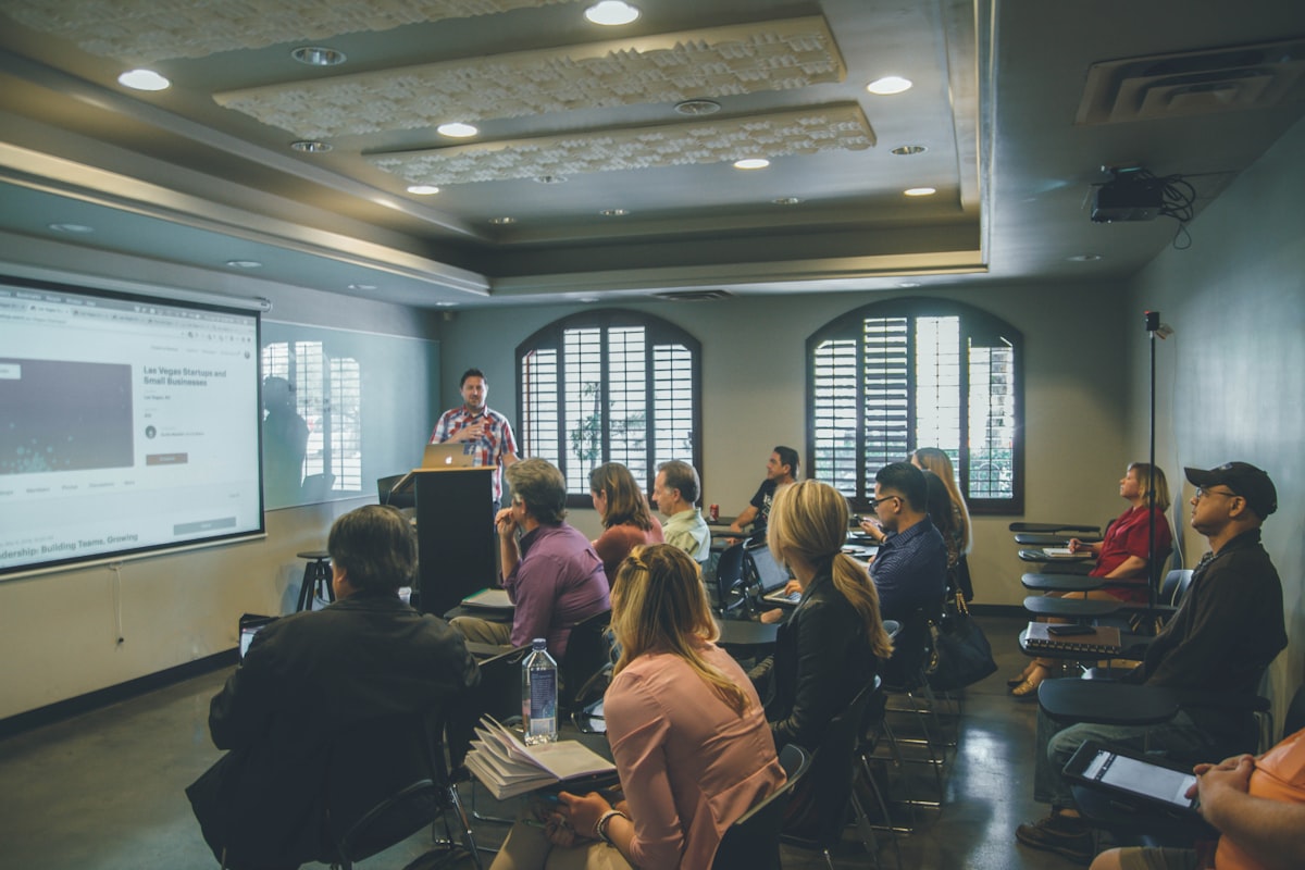 Salle de formation avec tables et matériel technique de mesure